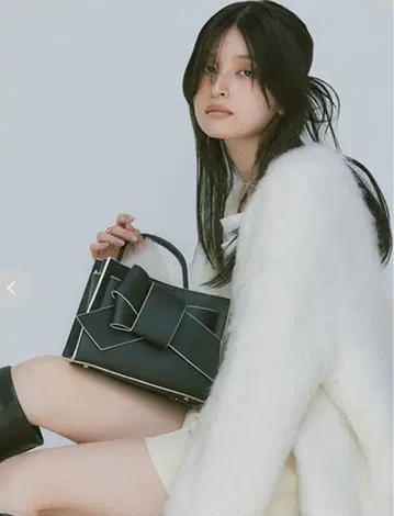 FRAY I.D 리본 포함 블랙 숄더백