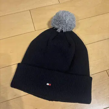 Tommy 폼폼 포함 니트 모자