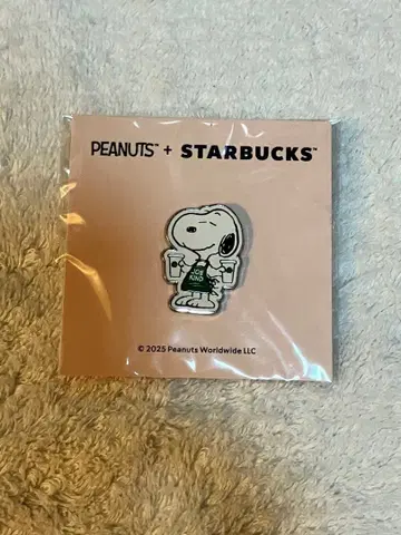 Starbucks 스누피 핀 배지