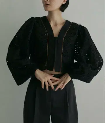 anuke 앙누크 Volume 컷워크 블라우스