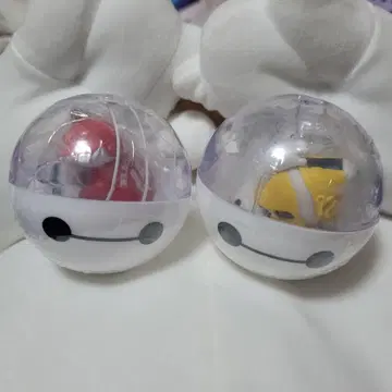 캡슐 토이 빨간색과 옐로우 컬러 피규어