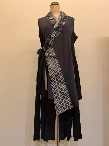 블랙과 일본풍 패턴의 슬리브리스 랩 기모노 스타일 튜닉