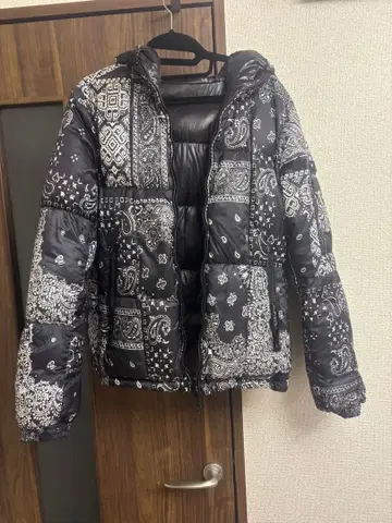 TATRAS AGRIPPA] 페이즐리 무늬와 무지 블랙의 리버서블 사양