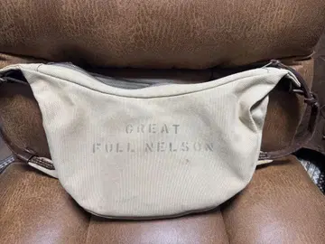 GREAT FULL NELSON 숄더백 베이지