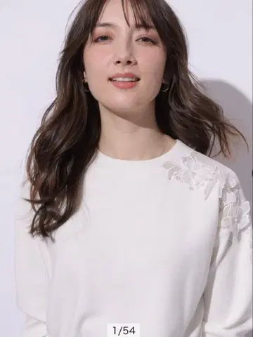 새상품 아푸와이저 리셰 3D 플라워 아지메 자수 니트 화이트