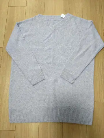 미사용 새상품 울 혼방 V넥 스웨터