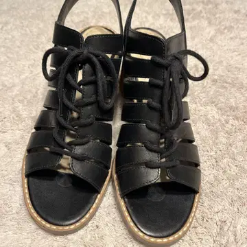 Clarks 레이스업 블랙 샌들 중간 힐