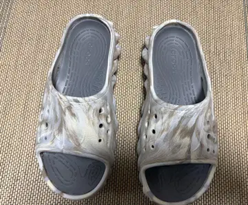 매우 레어 crocs 베이지 브라운 마블 샌들