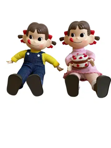 앉아있는 페코짱 인형