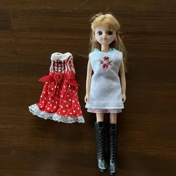 리카짱 인형 금발 화이트 드레스 블랙 부츠