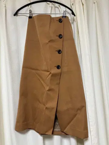 Nobel 카멜 색상 타이트 스커트 블랙 버튼 포함 38 사이즈