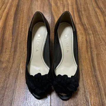 DIANA 블랙 하이힐 플라워 장식