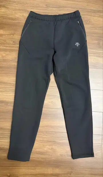Descente 블랙 조거 팬츠 지퍼 포켓 부착