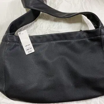 GU 가죽 터치 라운드 숄더백