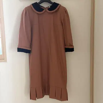 Rene 르네 이소재 믹스 옷깃 벨로아 밑단 플리츠 원피스