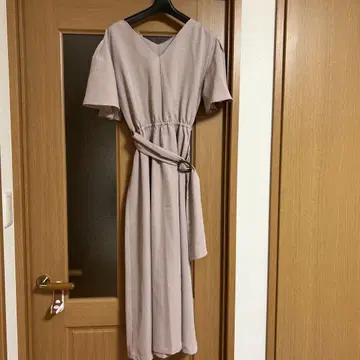 V넥 벨트 포함 얇은 베이지 원피스