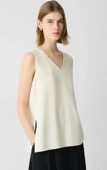 Admiral Crepe Vneck Top M