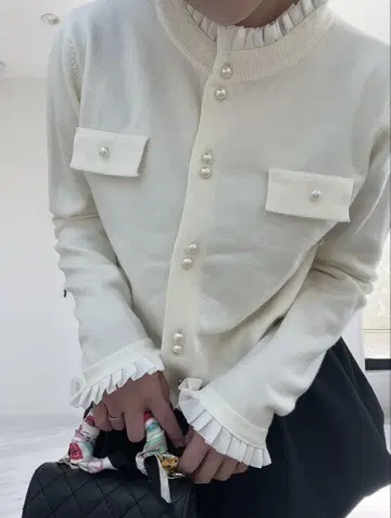 새상품 Myu 펄 버튼 니트 가디건 아이보리