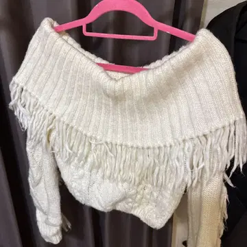 Lily Brown 프린지 오프숄더 니트