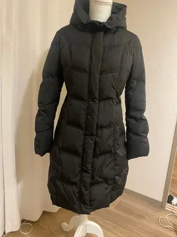 후드 부착 블랙 다운 자켓