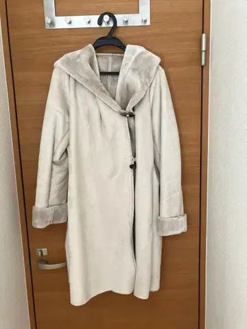 후드 부착 베이지 무스탕 코트