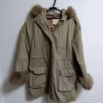 카키색 퍼 달린 모즈 코트