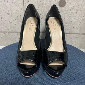 블랙 에나멜 오픈토 하이힐