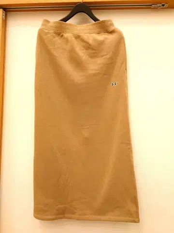 언더아머 베이지 슬릿 롱 스커트