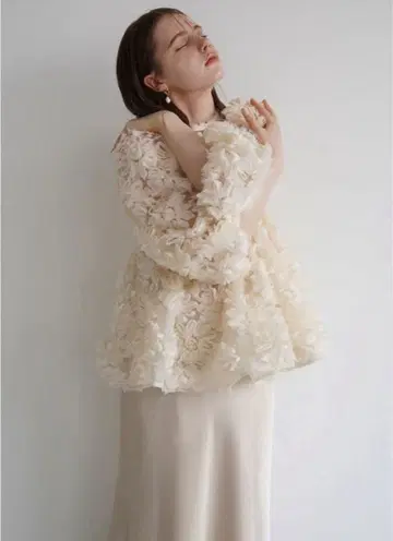 [ 새상품급 ] flower peplum blouse acka 베이지