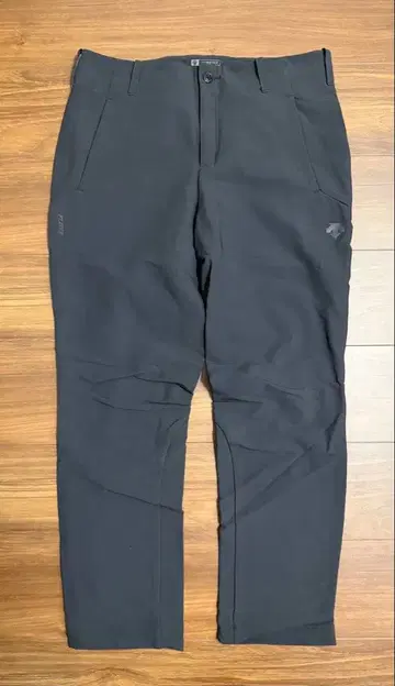 Descente 블랙 화살표 로고 팬츠