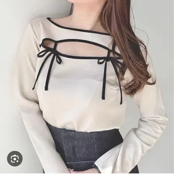 NOMAE 바이컬러 파이핑 리본 상의 베이지
