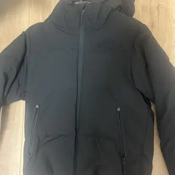 블랙 후드 부착 다운 자켓