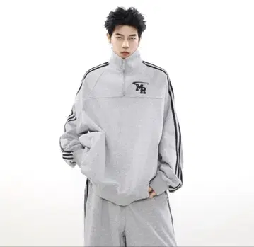 영 스키니 카야유 착용 맨투맨