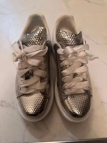 Alexander McQUEEN 메탈릭 실버 스니커즈