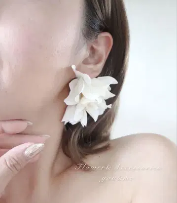 화이트 꽃 모티브 귀걸이 웨딩 귀걸이