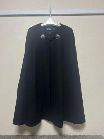ZARA 블랙 케이프 코트