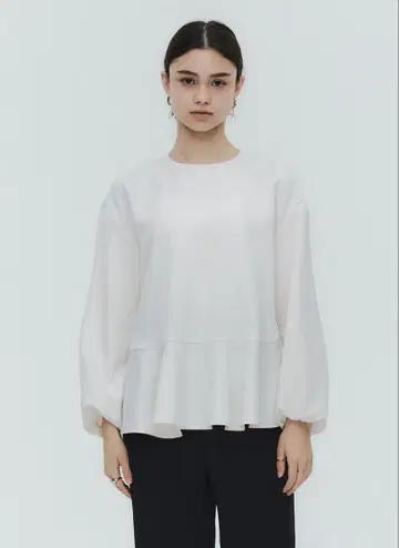 yori 파우더리 헤무 플레어 블라우스