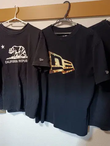 New Era 블랙 T셔츠, Dickies 카고 팬츠, 피케 셔츠 세트