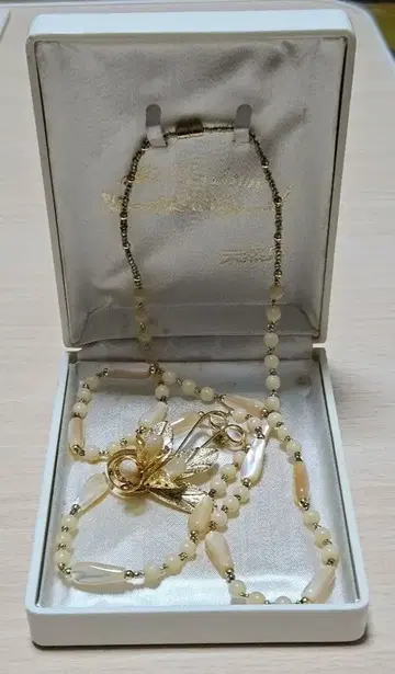 Lili Fashion 플라워 모티브 목걸이