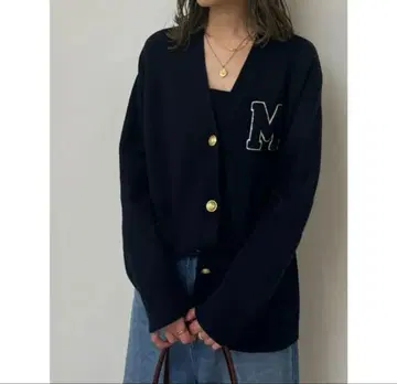 Mila Owen 아플리케 디자인 금장 버튼 V넥 니트 가디건
