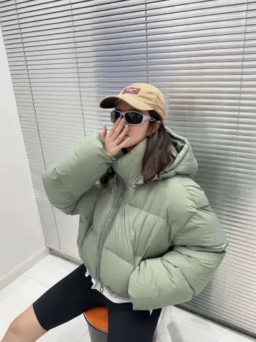 [한국의 구스 다운 새상품] 후드 부착 다운 자켓 그린 그레이