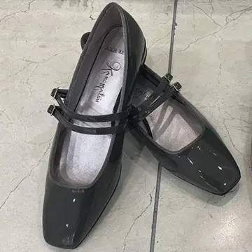 긴자 카네마츠 에나멜 펌프스 23cm