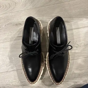 가죽 통굽 레이스업 신발 블랙