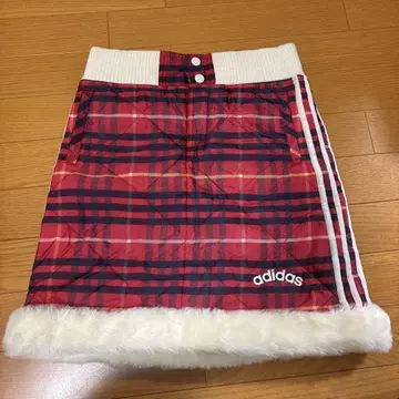 adidas 빨간색 체크 무늬 퍼 미니 스커트