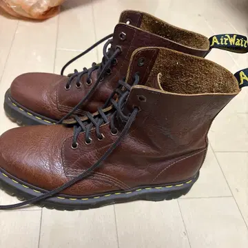 Dr. Martens 브라운 하이컷 워크 부츠