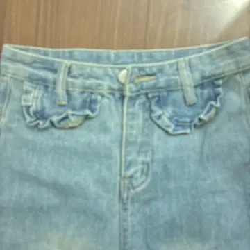 프릴이 달린 라이트 블루 데님 팬츠