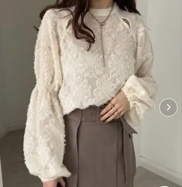 플라워 자카드 슬릿 하이넥 블라우스