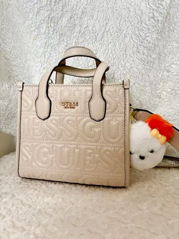 GUESS 엠보싱 가공 핸드백 아이보리