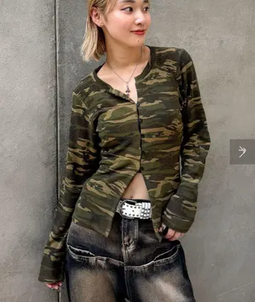 카모플라쥬 패턴 긴팔 T셔츠 버튼 포함