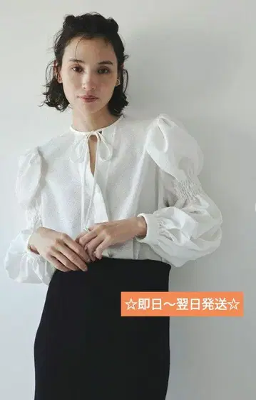 스타일링 셔링 퍼프 슬리브 블라우스